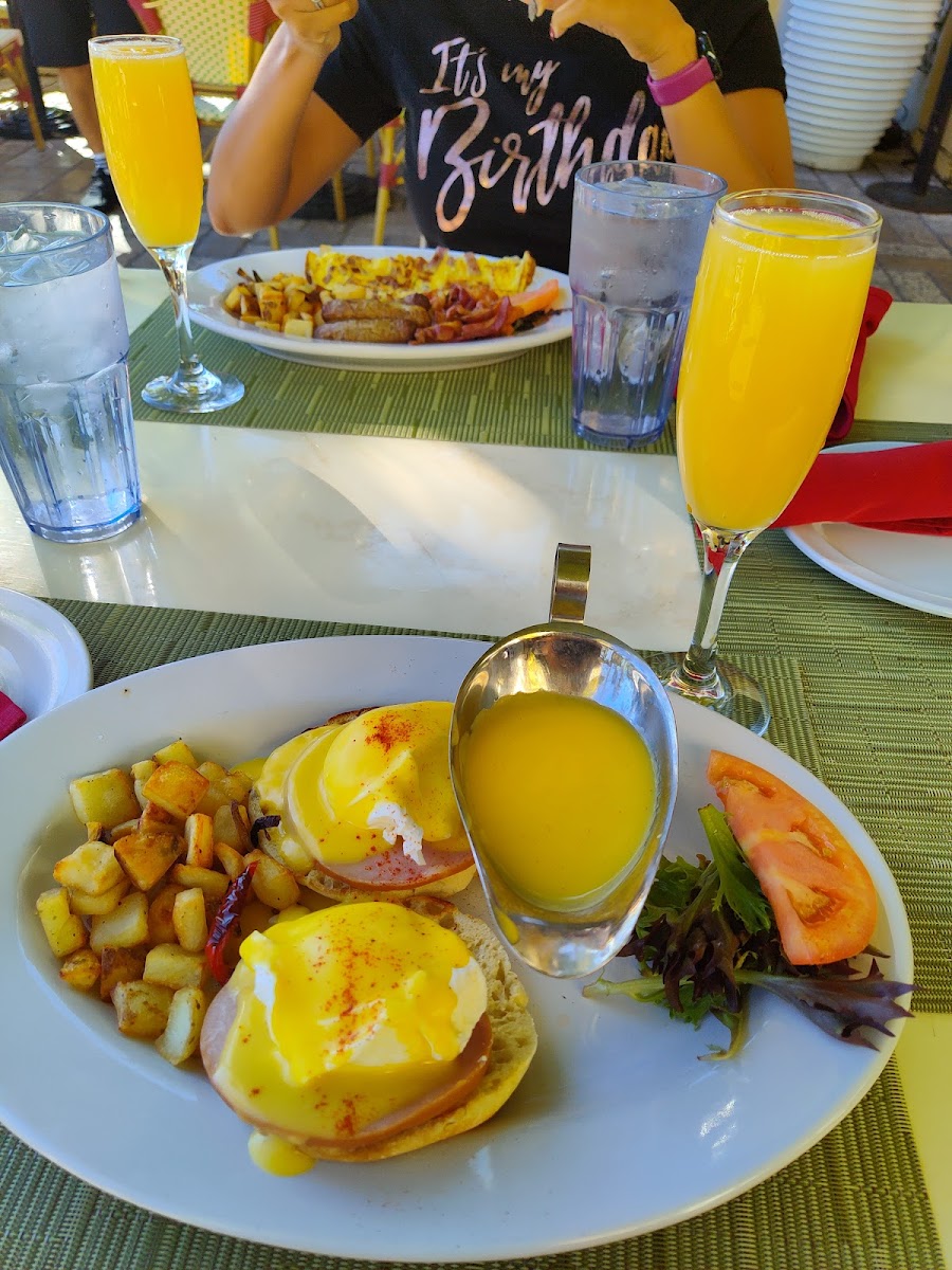 Eggs Benedict with mimosas